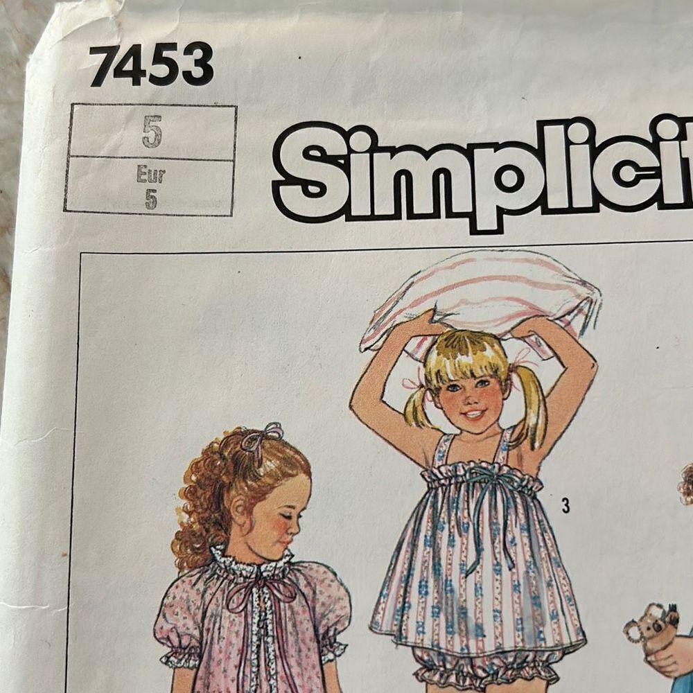 Simplicity Vintage Girls Pattern - Picture 2 of 3